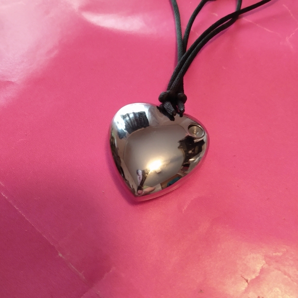 Gorgeous Fergie (mark.) necklace! - Picture 4 of 10